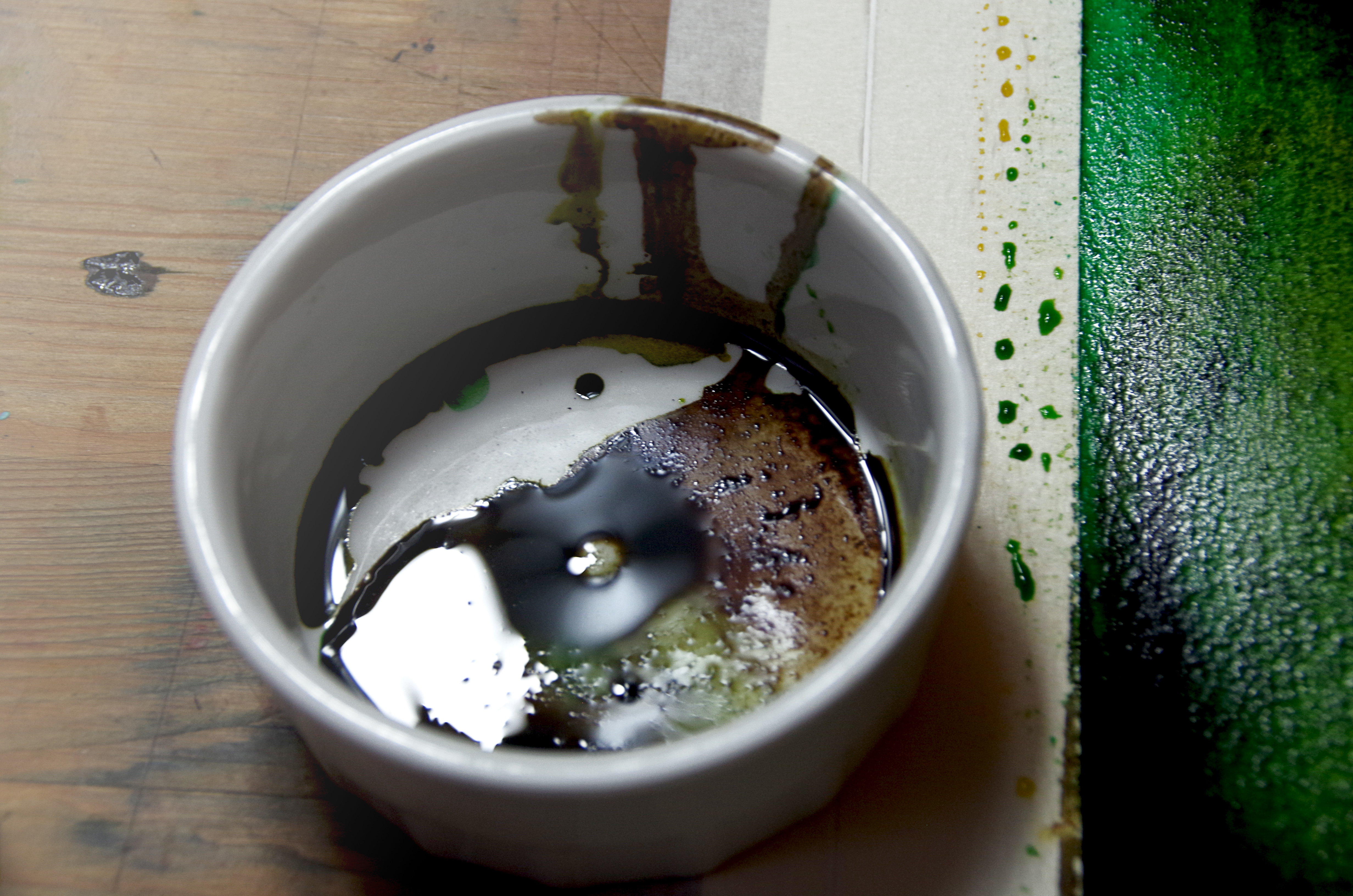 pot avec encre à l'intérieur